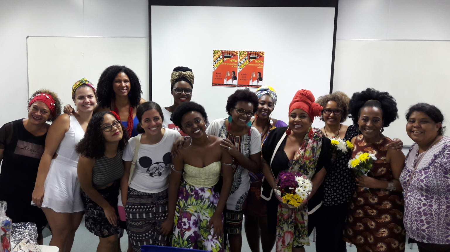 Foto comemorativa: convidada especial Soninha Nascimento, organizadoras e alunas da UEZO e convidadas externas.